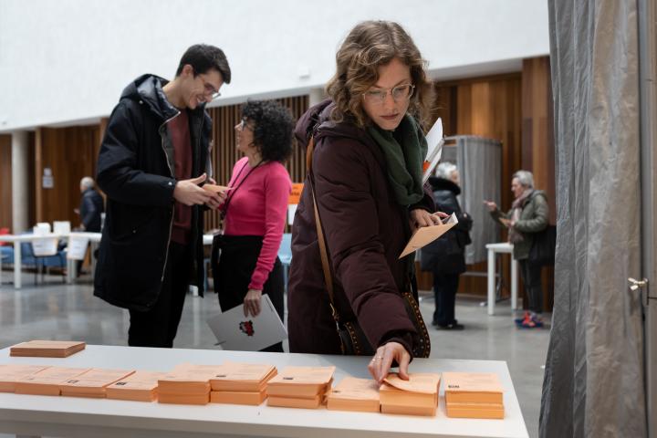 Una mujer votando en las elecciones de Castilla y León