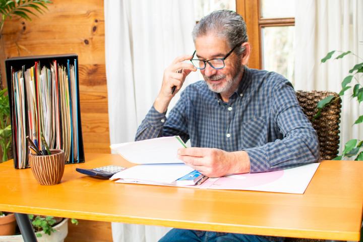 Un hombre revisando sus facturas