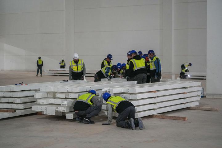 Un grupo de trabajadores en una obra, durante una visita de prensa a la gigafábrica de PowerCo, el 24 de noviembre de 2025 en Sagunto (Valencia).