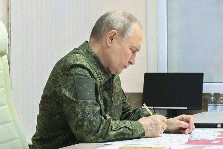 Vladimir Putin, con uniforme militar