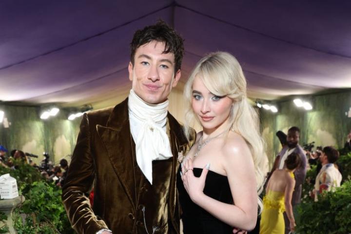 Barry Keoghan y Sabrina Carpenter en la Gala Met de 2024.
