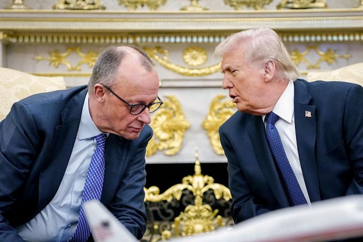 Donald Trump le comenta algo al oído a Friedrich Merz durante su encuentro en la Cadsa Blanca