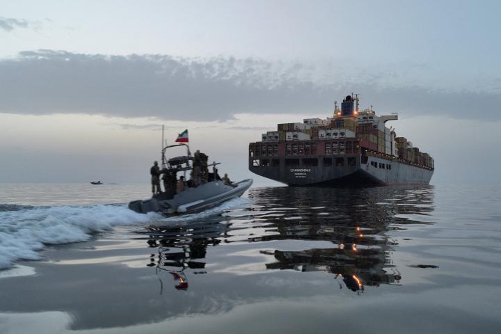 El buque Epaminondas, durante su incautación por el Cuerpo de la Guardia Revolucionaria Islámica en el estrecho de Ormuz, el 24 de abril de 2026.
