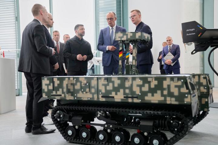 El canciller alemán Friedrich Merz y el presidente ucraniano Volodimir Zelenski observan equipos militares y drones fabricados en cooperación germano-ucraniana en Berlín, el 14 de abril de 2026.