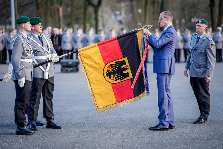 El canciller federal Friedrich Merz entrega la cinta de la bandera al batallón de la guardia de la Bundeswehr, el 23 de marzo de 2026, en Berlín.