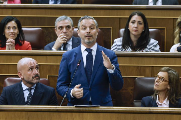 El diputado del PP Juan Bravo interpela al vicepresidente primero del Ejecutivo y ministro de Economía, Carlos Cuerpo, durante su intervención en la sesión de control al Gobierno.