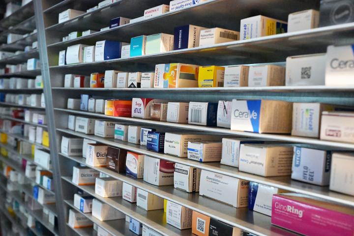 Estantería llena de medicamentos.