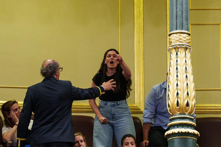 MADRID, SPAIN - APRIL 28: A person in the gallery reacts to the vote against during a plenary session in Congress, on 28 April, 2026 in Madrid, Spain. The plenary session of Congress will debate and vote this Tuesday, 28 April, on the decree law that includes the automatic extension of rents that expire in 2026 and 2027, a rule that does not have enough support for its approval due to the rejection expressed by the PP, Vox and Junts, who have an absolute majority. (Photo By Matias Chiofalo/Europa Press via Getty Images)