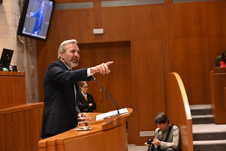 Jorge Azcón, durante su intervención en el debate de investidura