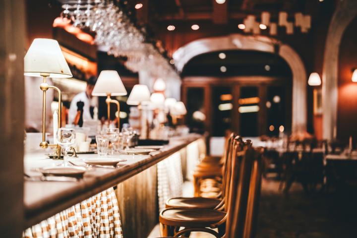 La barra de un bar.