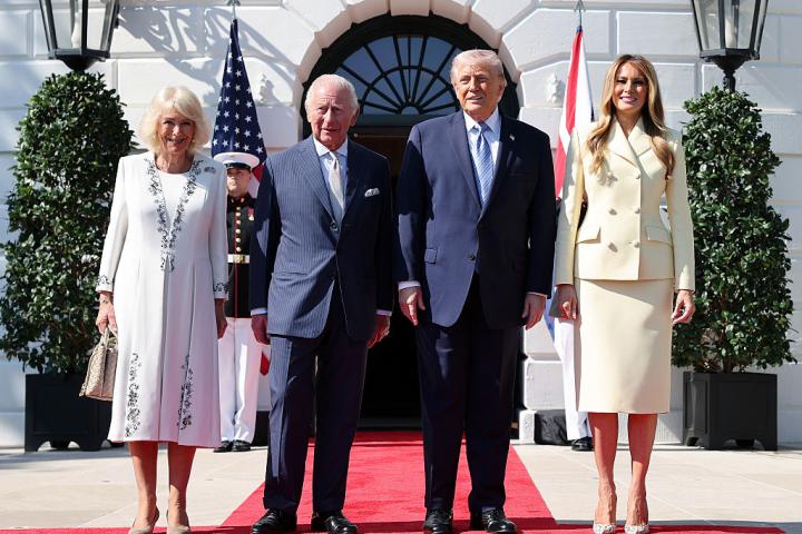La reina Camila, el rey Carlos, el presidente de EEUU, Donald Trump, y la primera dama, Melania, el 27 de abril de 2026 en Washington, en la Casa Blanca.