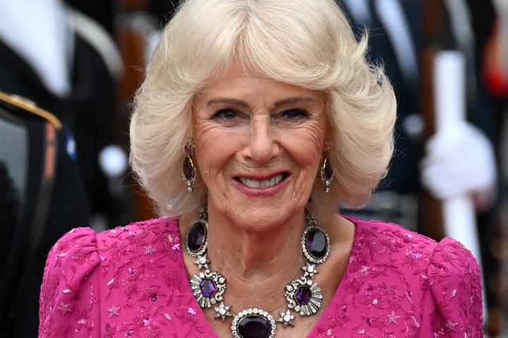 La reina Camilla con collar y los pendientes de Amatistas de Kent en la cena de gala en su honor en la Casa Blanca por su visita de Estado a Estados Unidos
