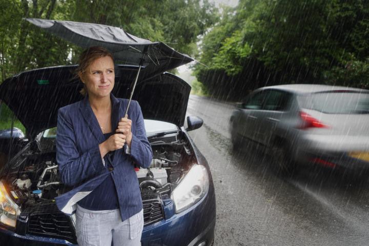 Una mujer se protege de una tormenta