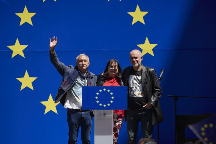 Los secretarios generales de UGT y CCOO, Pepe Álvarez y Unai Sordo, con la secretaria general de la Confederación Europea de Sindicatos, Esther Lynch, el 11 de mayo de 2025 en Madrid, en un acto por la defensa de Europa.