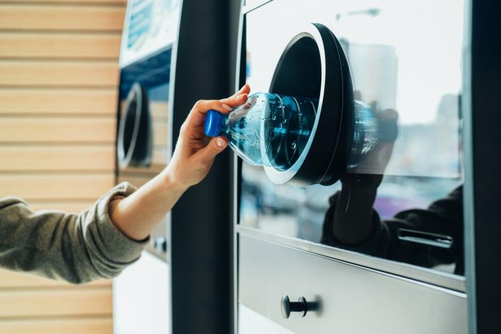 Máquina de reciclaje en una tienda