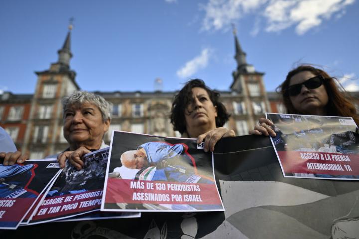 Protesta de Reporteros Sin Fronteras (RSF) en la Plaza Mayor de Madrid por los asesinatos de periodistas a manos de Israel en Gaza, el el 26 de septiembre de 2024.
