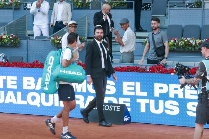 Rafa Jodar saluda a una persona en la grada