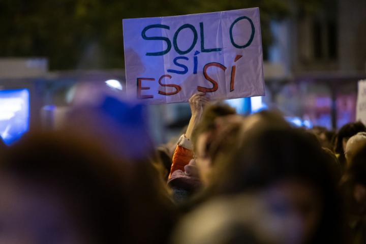 Una mujer con una pancarta que dice "solo sí es sí", durante una manifestación con motivo del Día de la Eliminación de la Violencia contra la Mujer, el 25 de noviembre de  2024, en Madrid.