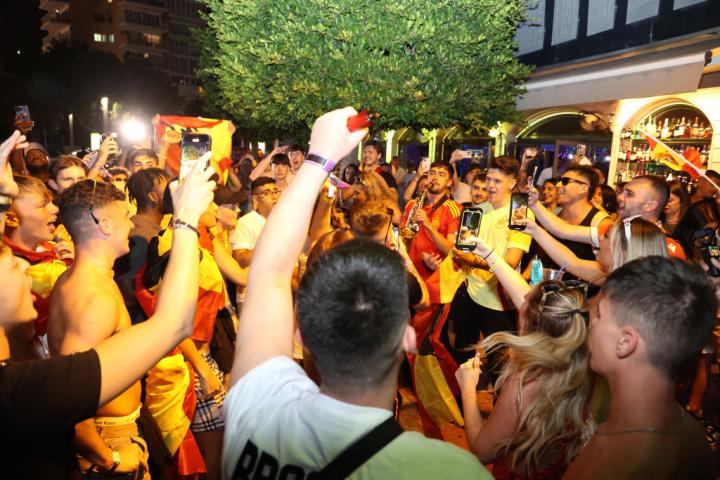 Varias personas, en Magaluf durante la final de la Eurocopa.