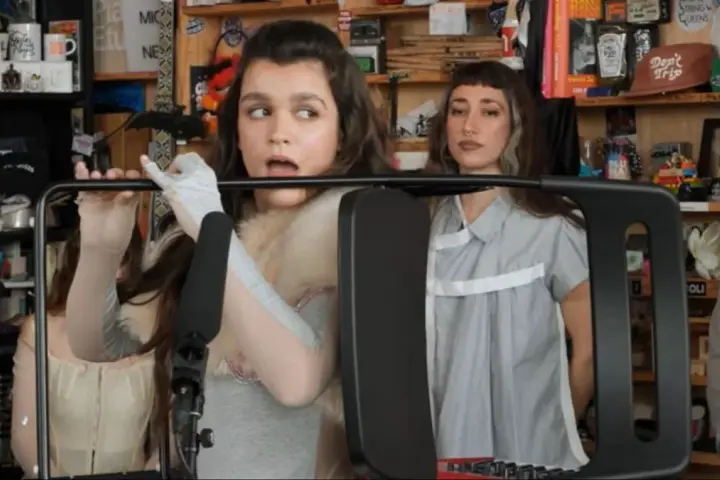 Amaia Romero tocando la 'flauta-silla' en el Tiny Desk.