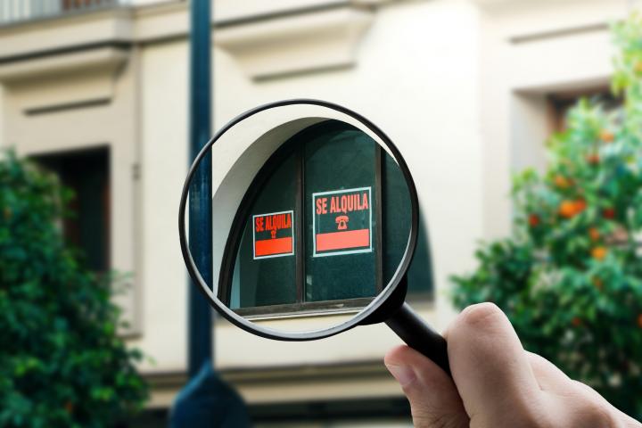 Carteles de 'Se Alquila' en una vivienda