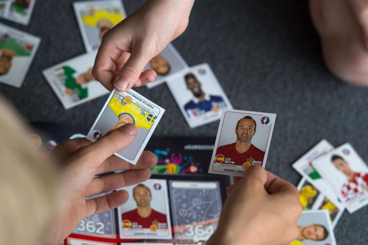 Chavales intercambiando cromos, en una imagen de archivo