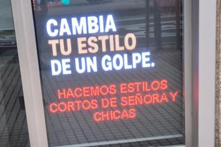 El cartel de la Peluquería Arturo Comín.