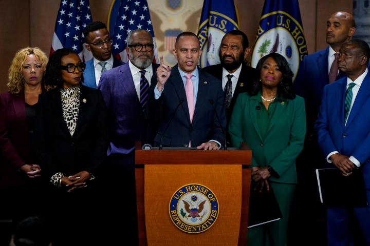 El demócrata Hakeem Jeffries habla sobre la decisión de la Corte Suprema de bloquear un mapa electoral que le había otorgado a Luisiana un segundo distrito al Congreso de mayoría negra.