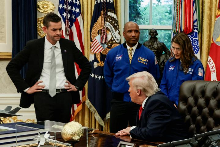 El director de la NASA, Jared Isaacman, durante una recepción con los astronautas de la Artemis II en el Despacho Oval, escuchado a Donald Trump.