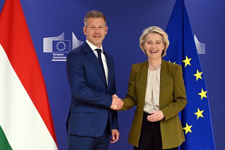 El ganador de las elecciones húngaras, Peter Magyar, y la presidenta de la Comisión Europea, Ursula von der Leyen, en Bruselas (Bélgica), el 29 de abril de 2026.