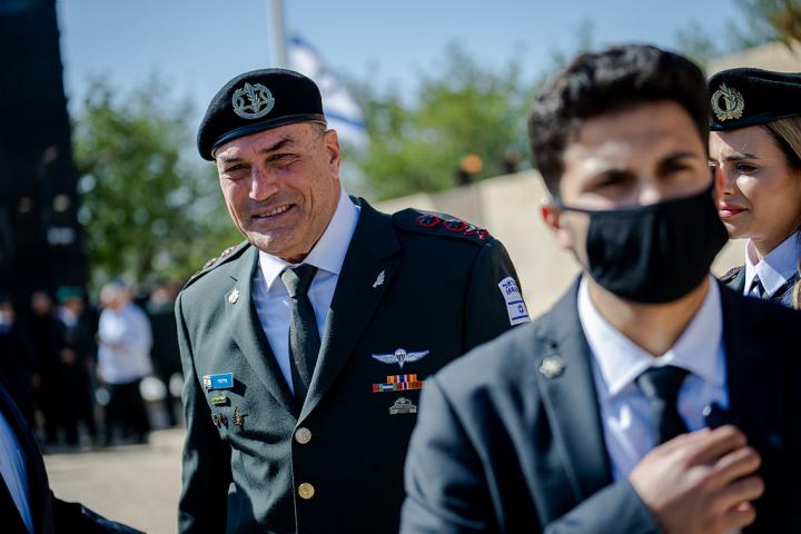 El jefe del Estado Mayor de las Fuerzas de Defensa de Israel, Eyal Zamir, en una ofrenda en la Plaza del Gueto de Varsovia en el Museo Yad Vashem, el 14 de abril de 2026.