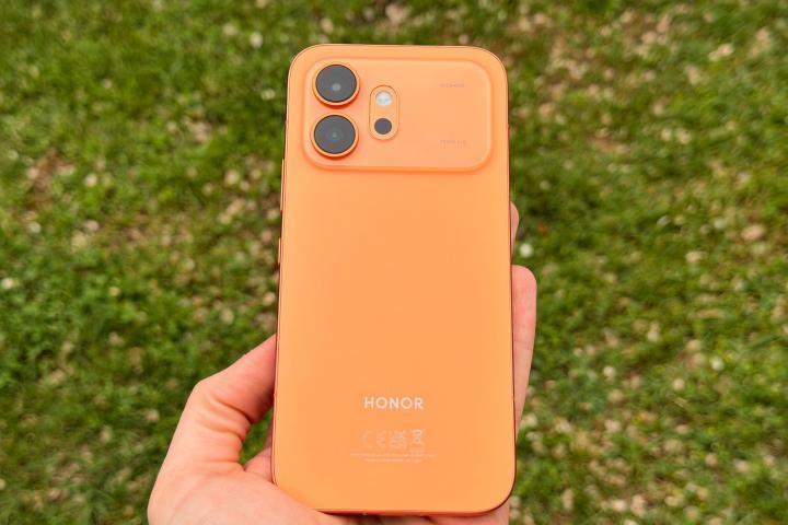 El nuevo Honor 600, en color naranja.