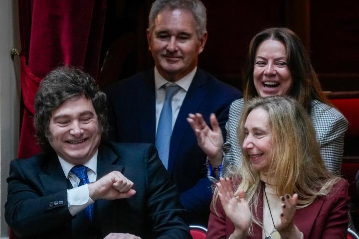 El presidente argentino, Javier Milei, junto a su hermana y Secretaria de la Presidencia, Karina Milei; en apoyo a Manuel Adorni, su jefe de gabinete investigado por presunto enriquecimiento ilícito.