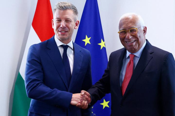El primer ministro electo de Hungría, Peter Magyar, da la mano al presidente del Consejo Europeo, Antonio Costa, en Bruselas, el 29 de abril de 2026.
