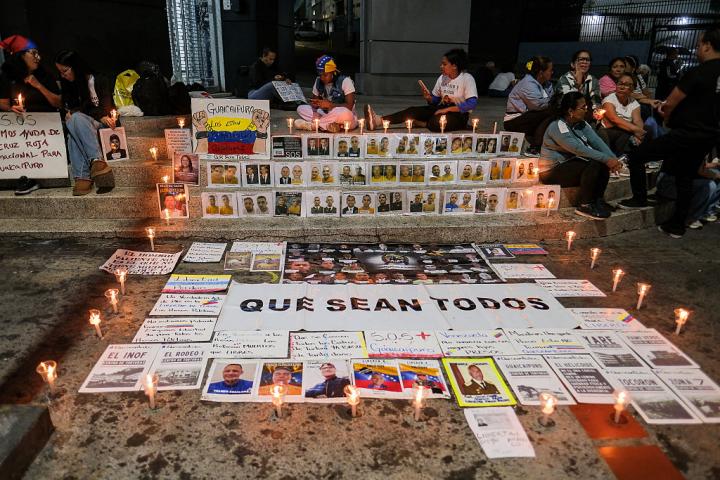 Familiares de presos políticos realizan una vigilia y oran frente a la prisión de 'El Helicoide', en Caracas (Venezuela), el 20 de febrero de 2026.