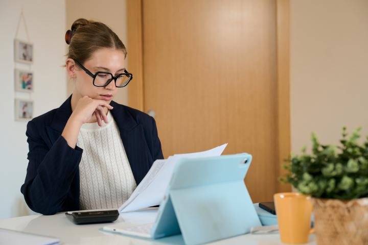 Una mujer revisa sus impuestos