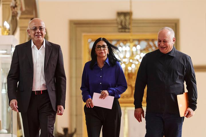 La presidenta de Venezuela, Delcy Rodríguez, acompañada por el presidente de la Asamblea Nacional, Jorge Rodríguez, y el ministro de Interior, Diosdado Cabello, en el Palacio de Miraflores, el 14 de enero de 2026.