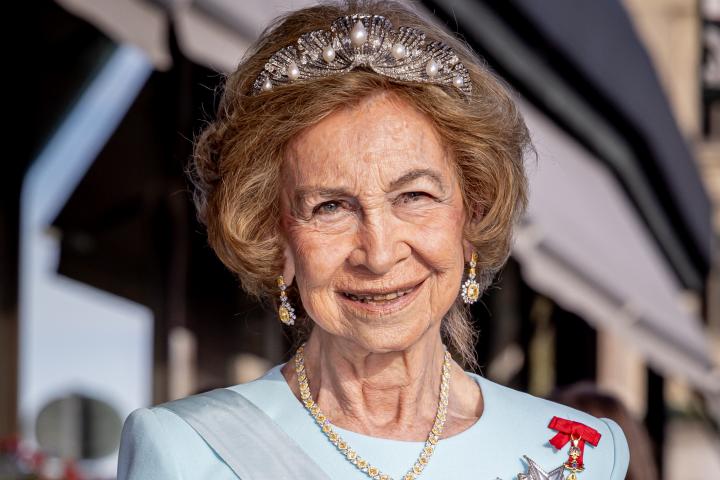 La reina Sofía con la Tiara Mellerio de la Chata en la cena por el 80º cumpleaños de Carlos Gustavo de Suecia