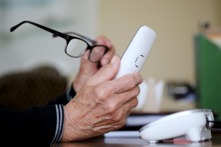 Una imagen de archivo de una persona sujetando un teléfono.