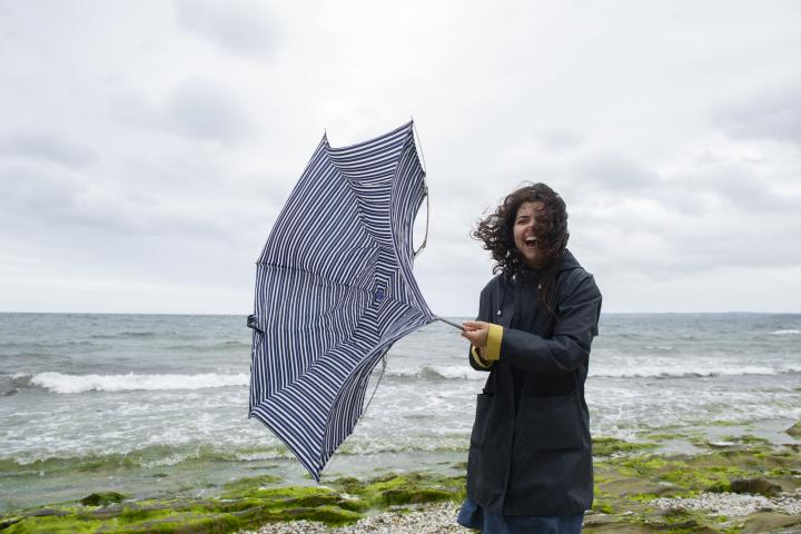 Una mujer bajo una tormenta