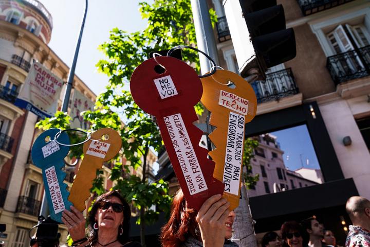 MADRID, SPAIN - APRIL 26: A person carries a banner with the slogan 'No me voy. Right to a roof' during a rally for the extension of rents and the right to housing in front of the PP headquarters in Genova, on 26 April, 2026 in Madrid, Spain. The PP has publicly announced that it will vote against the Royal Decree that extends rents for 2 years and caps the rent increase at 2%, so they are calling the rally to lobby for the vote in Congress on 28 April. (Photo By Matias Chiofalo/Europa Press via Getty Images)
