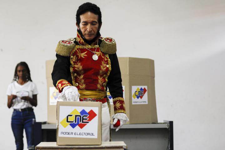 Un hombre disfrazado de Simón Bolívar vota en un colegio electoral durante un simulacro de las elecciones en Caracas (Venezuela), el 30 de junio de 2024.