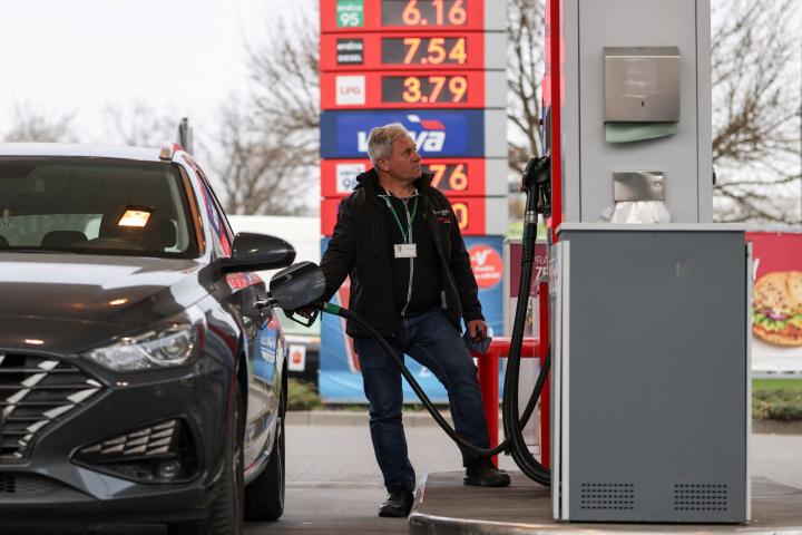 Un hombre reposta su coche en una gasolinera de Orlen, en Polonia, país que ha limitado los precios del combustible ante la crisis de Irán, el 31 de marzo de 2026.