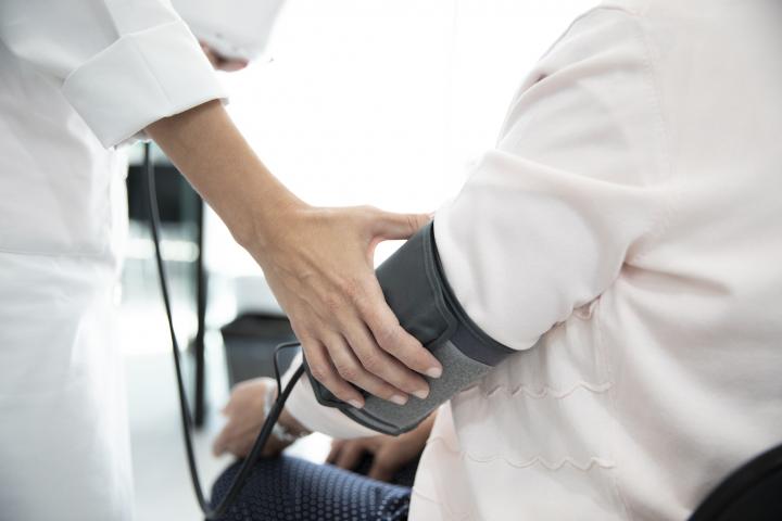 Una doctora toma la tensión a una paciente