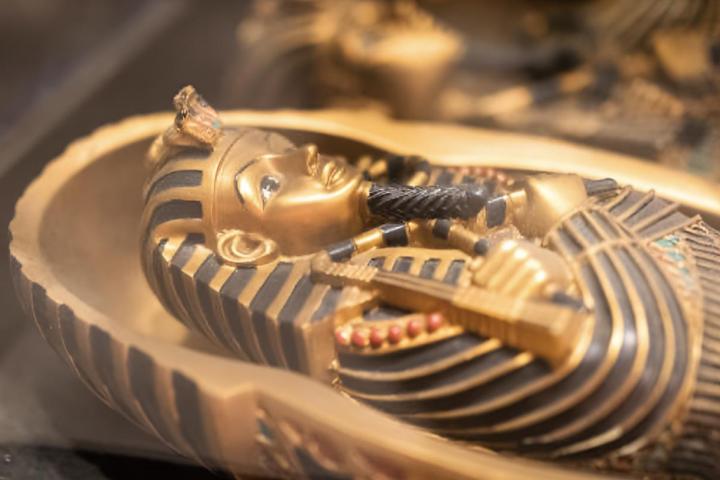 Una representación de una momia del antiguo Egipto en su sarcófago