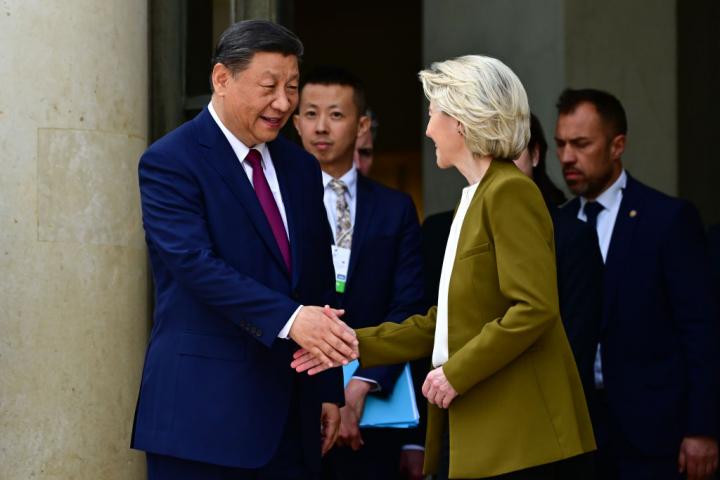 Ursula von der Leyen y Xi Jinping se saludan en un encuentro en París