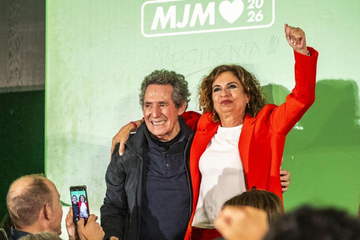 La candidata a la Presidencia de la Junta de Andalucía y secretaria general del PSOE andaluz, María Jesús Montero, junto al cantante Miguel Ríos, en la apertura de la campaña, el 30 de abril de 2026, en Granada.