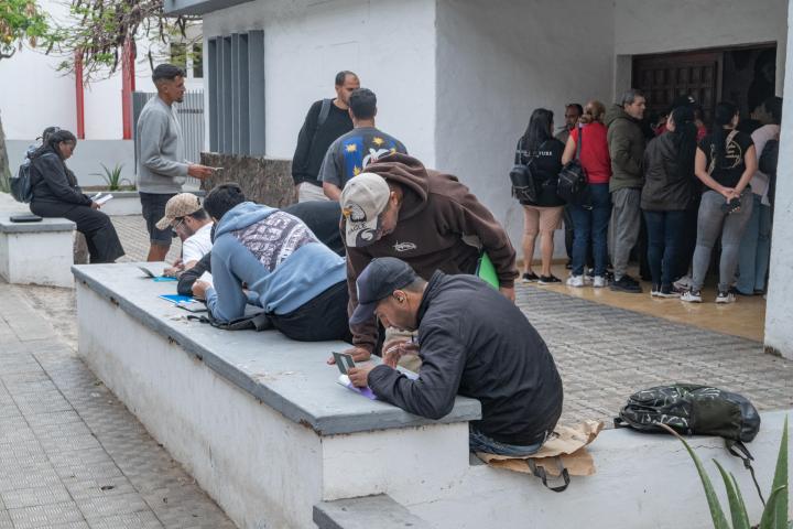 Numerosos inmigrantes realizan los trámites de regularización de su situación en las dependencias de la Asociación "Entre Mares" en Puerto del Rosario, en Fuerteventura, el 28 de abril de 2026.
