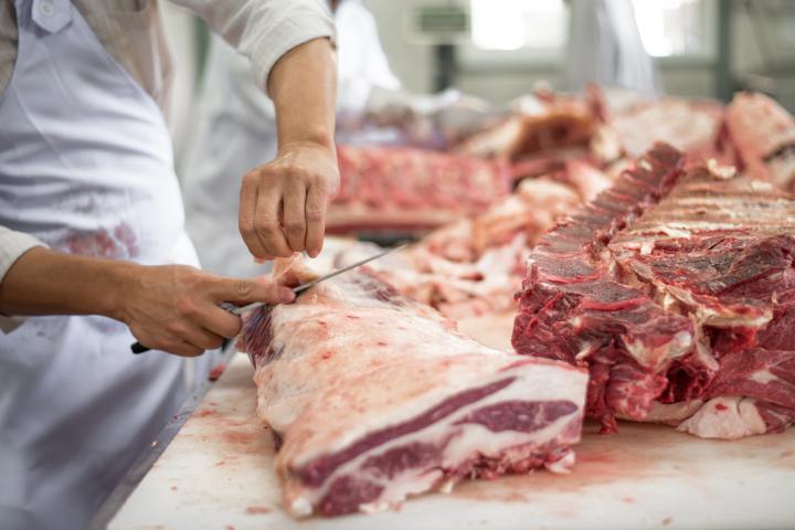 Un carnicero empleado en la industria alimentaria, en una imagen de archivo.