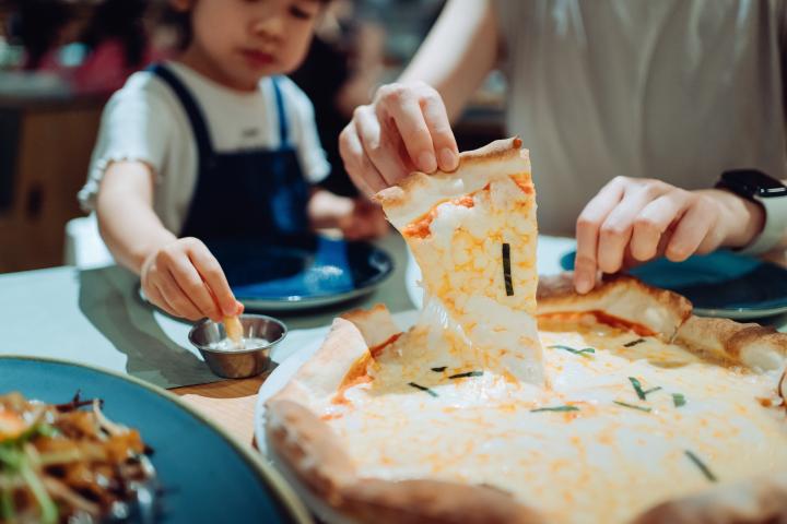 restaurante-coste-compartir-pizza-ninos